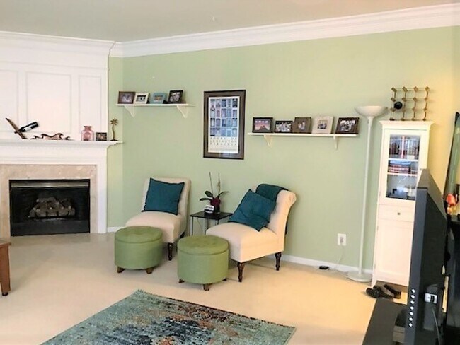 Foto del edificio - Beautiful Top Floor 2 Level 2 Bed 2.5 Bath Condo In Sought After Kingsgate Community