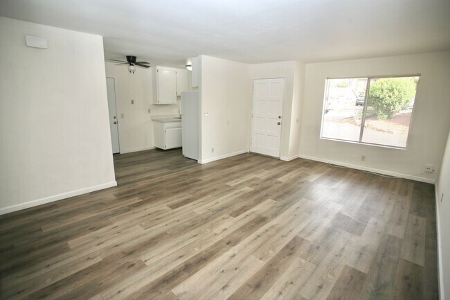 Foto del edificio - 1392 Helix St