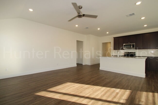 Building Photo - Newer Modern Cove 4 Bedroom