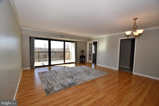Building Photo - 307 Yoakum Pkwy