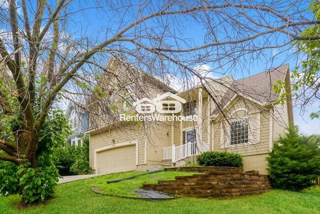Building Photo - 4 Bed / 3.5 Bath Home in Shawnee!