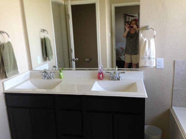 Foto del edificio - 330 Kendall Crest Dr