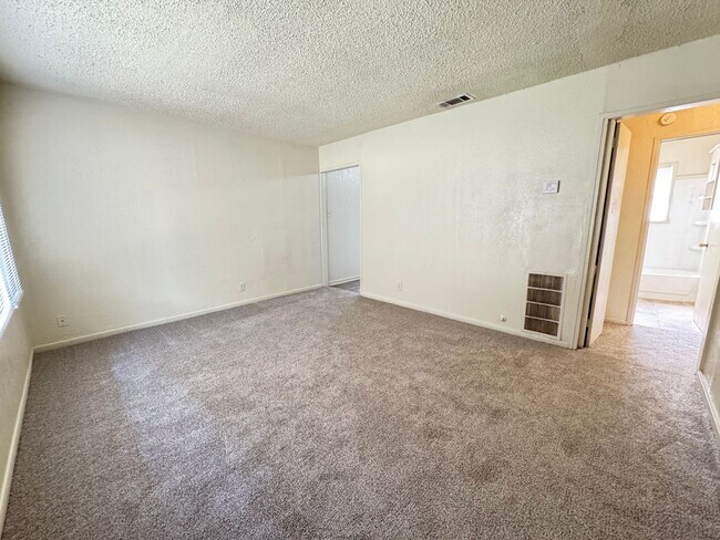 Building Photo - 360 Virtual Tour Available