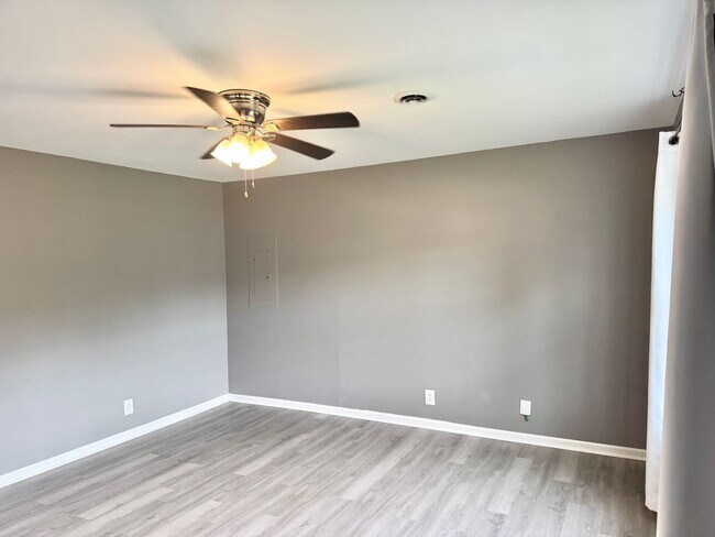 Foto del edificio - Three Bedroom Close to Ft. Campbell