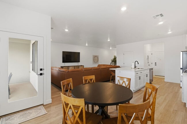 Foto del edificio - 1706 Ripple Rock Dr