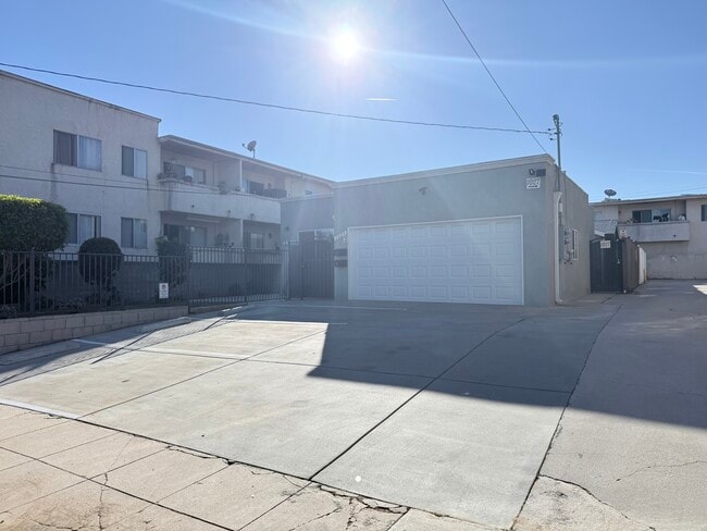 Building Photo - 1025 Edith Ave