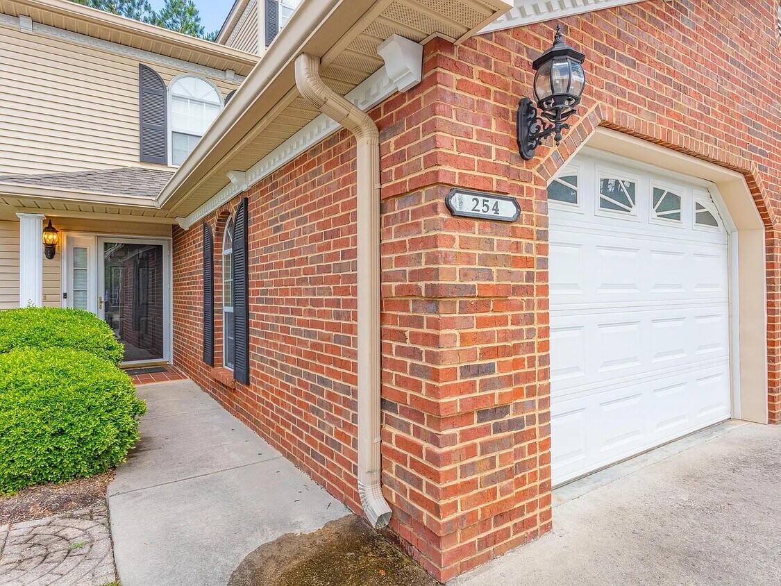 Primary Photo - 1701 W Oak Dr