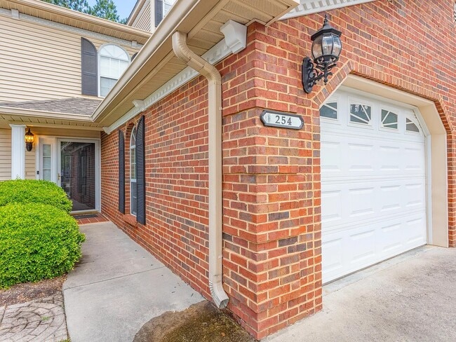 Building Photo - 1701 W Oak Dr