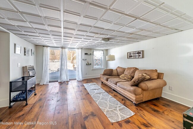 Foto del edificio - 648 Albany Turnpike