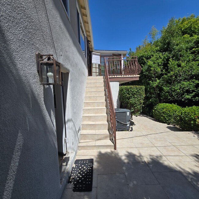 Foto del edificio - “Spacious West LA 3-Bedroom Home with Private Backyard & Modern Upgrades