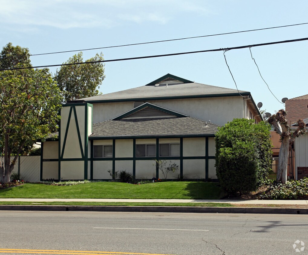 Building Photo - 18026 Burbank Blvd