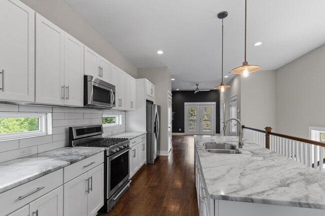 Building Photo - 4 Bedroom/ 2.5 Bath Home in East Nashville...