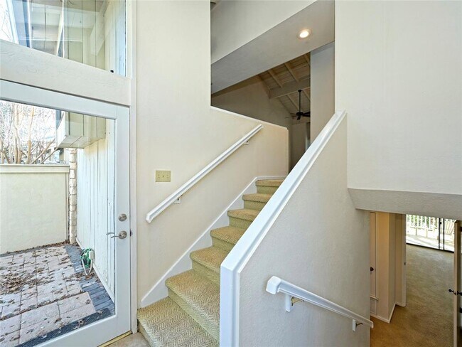 Foto del edificio - 519 Rock Bluff Dr