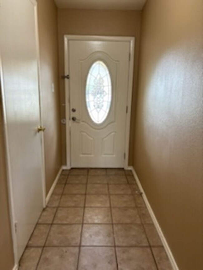 Building Photo - Inside loop 410/ Single story