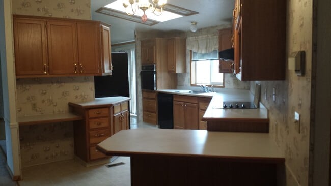 Building Photo - 261 Crest Dr