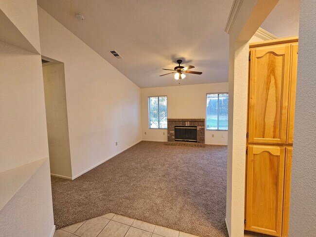 Foto del edificio - Single story 3 bedroom home in Modesto!
