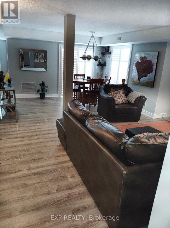 Photo du bâtiment - 33 Madelaine Dr