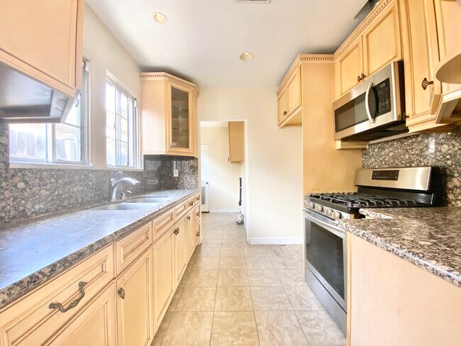 Building Photo - 5321 Satsuma Ave