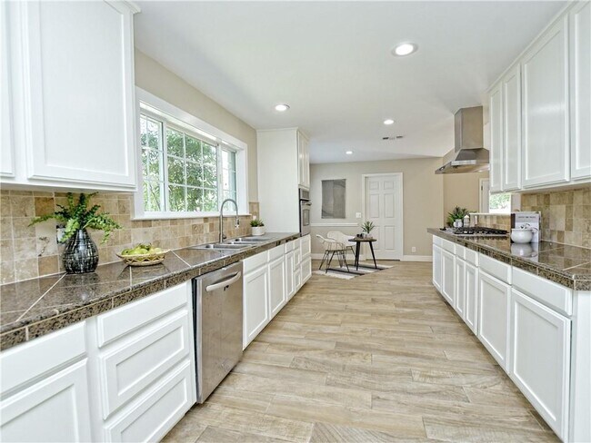 Foto del edificio - 4301 Balcones Woods Dr