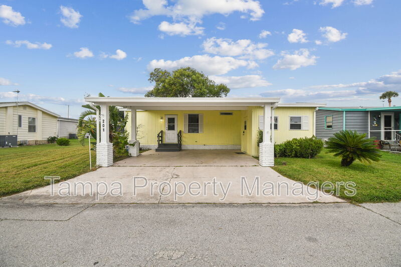 Primary Photo - 201 Country Ln