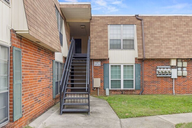 Building Photo - 900 Mountain Creek Rd
