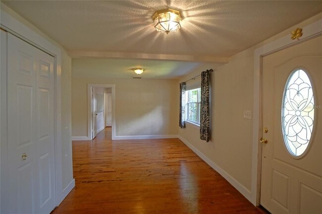 Building Photo - 810 W Woodlawn Ave