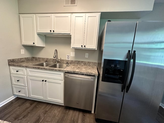 Foto del edificio - 11201 Ginger Rd