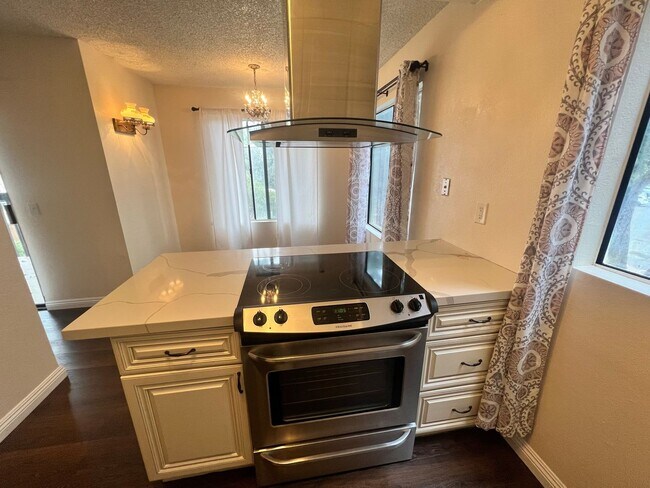 Foto del edificio - Large 1BR/1BA Updated End Unit (Upper Floor) Condo in Alpine Oaks