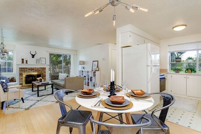 Foto del edificio - LAKEWOOD LIVING: COMFORT AND CONVENIENCE I...