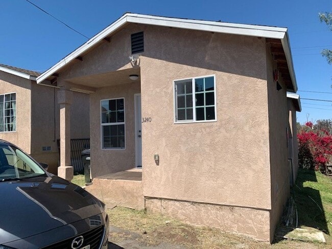 Building Photo - Comfortable 2 Bedroom House with Off Stree...