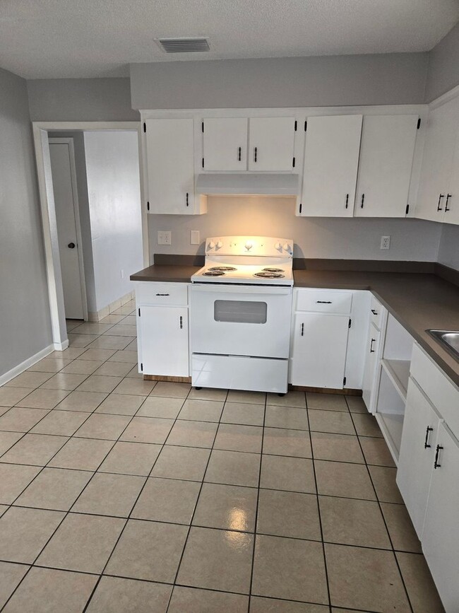 Building Photo - Central Lakeland Duplex