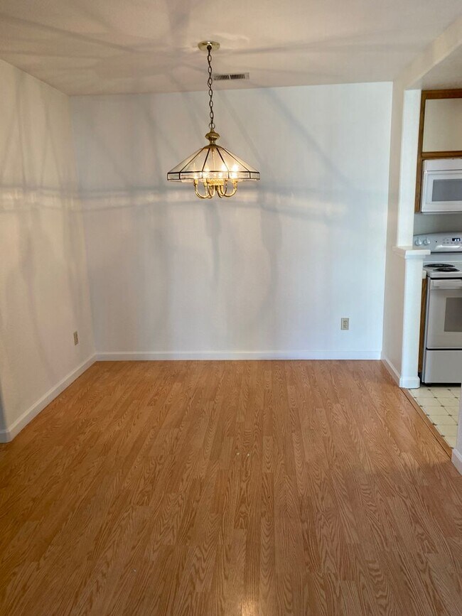 Building Photo - 2 bed 2 bath Condo in Park Almaden available now!