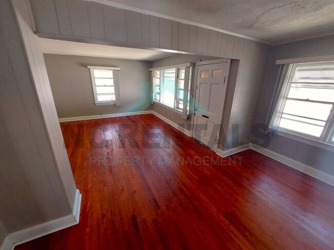 Building Photo - UNDER RENOVATION: 2-Bedrooms and 1-Bathroo...