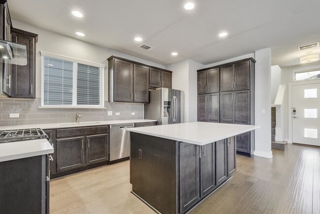 Kitchen - 1909 Cleese Dr