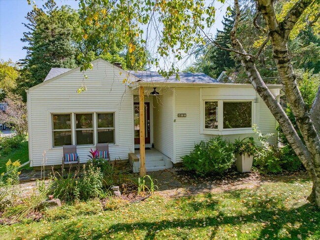 Foto del edificio - 401 Merrill Crest Dr