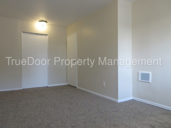 Building Photo - Wonderful 2 Bed Townhouse in Costa Mesa!
