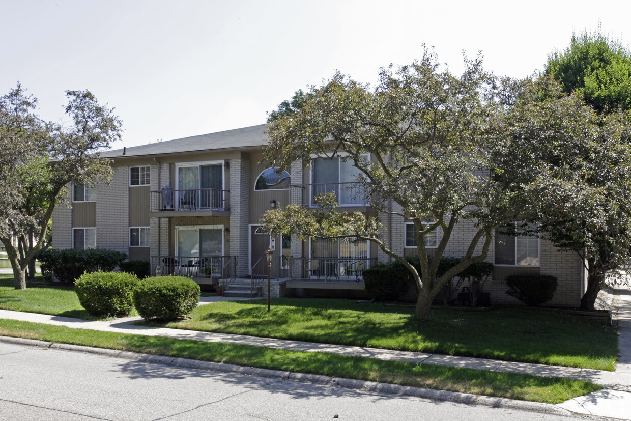 Hampton Manor Apartments in Royal Oak, MI