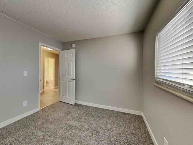 Foto del edificio - 6930 Sugar Creek Cir