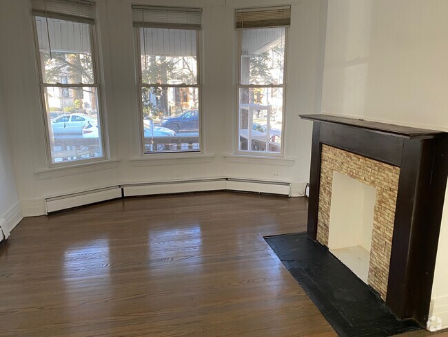 Building Photo - 1515 W Wilson Ave