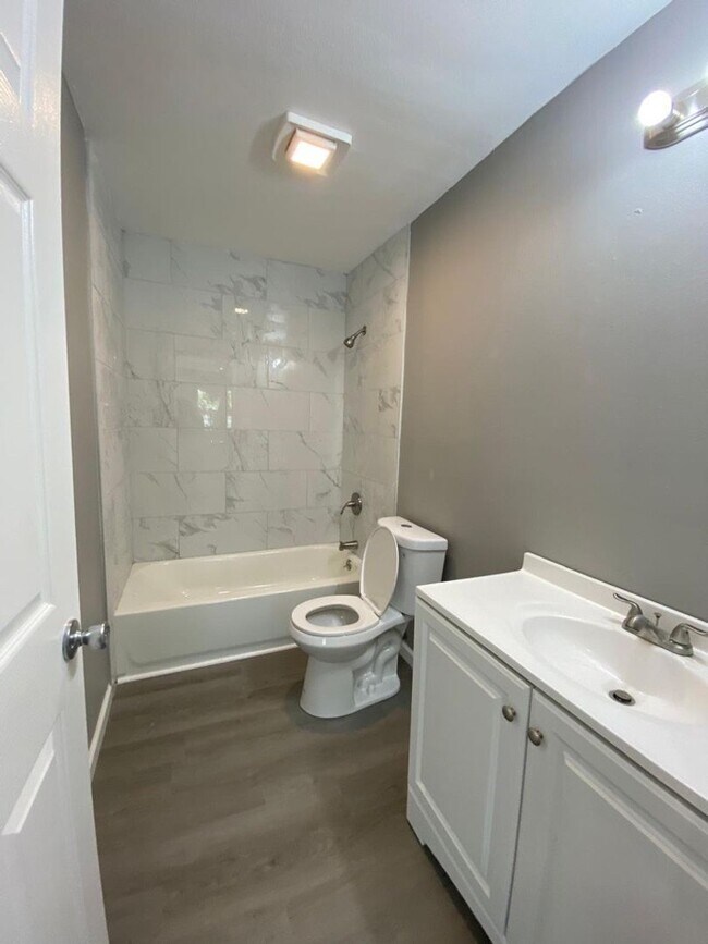 Foto del edificio - COMPLETELY REMODELED 2 bedroom/1 bath duplex AVAILABLE NOW!