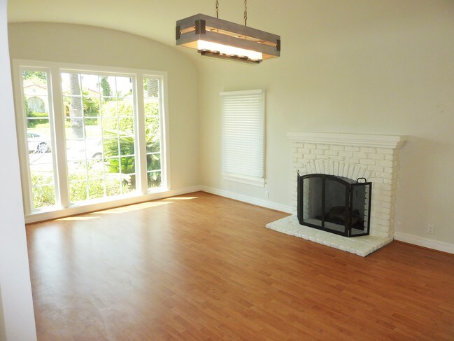 Building Photo - 204 S Palm Dr