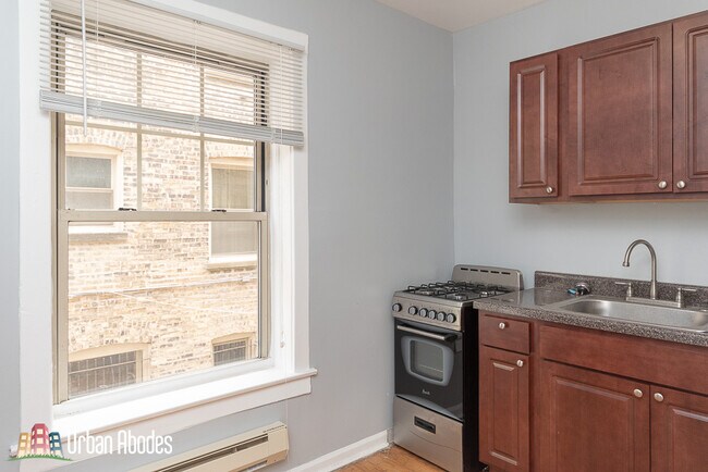 Building Photo - 3261 W Wrightwood Ave