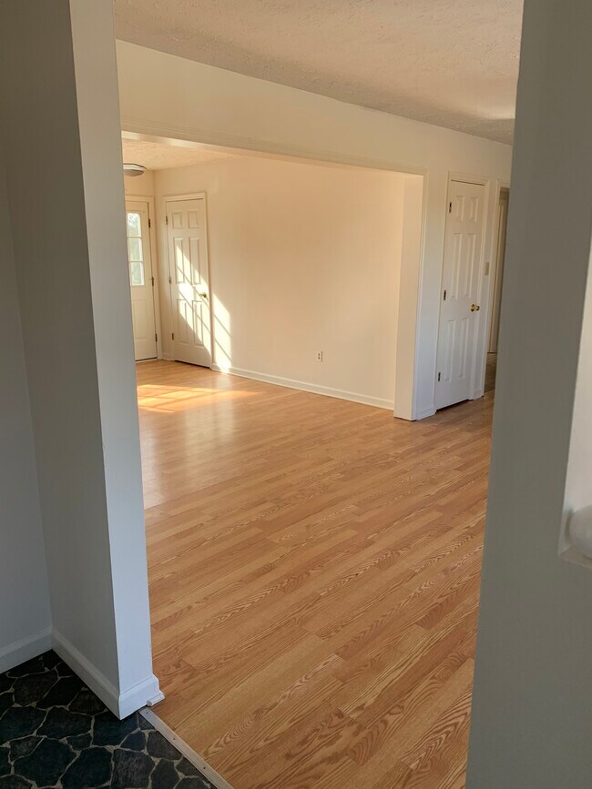 Foto del edificio - 2414-2413 3 Oaks Rd