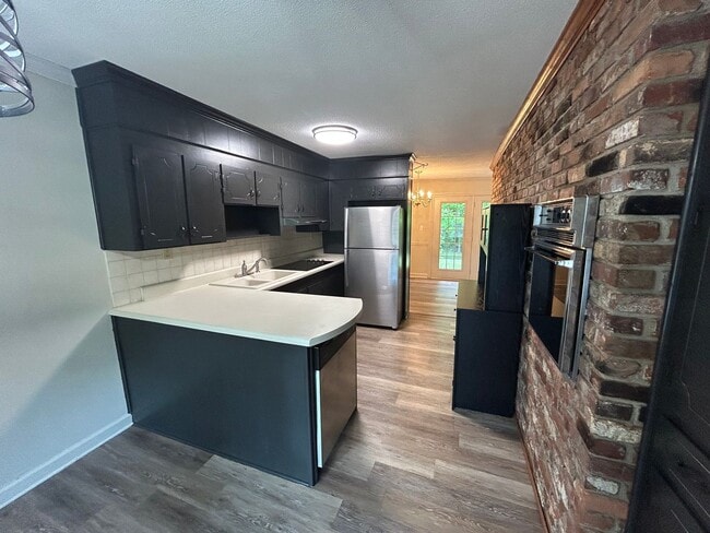 Foto del edificio - Spacious Multi-Level Brick Home