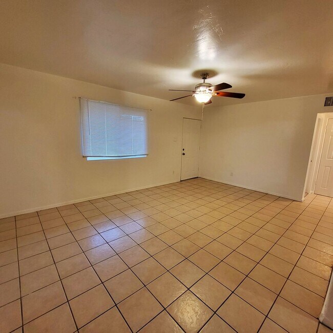 Foto del edificio - AFFORDABLE HOME IN PHOENIX JUST EAST OF DO...