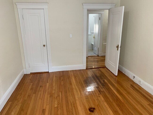Building Photo - Charming 1.5 Bedroom-Extra Office space- N...