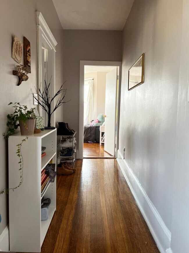 Building Photo - Bright and spacious 1 bedroom