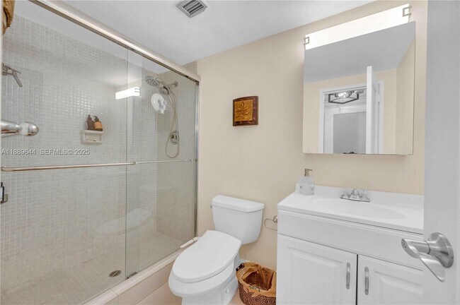 Foto del edificio - 5001 Collins Ave