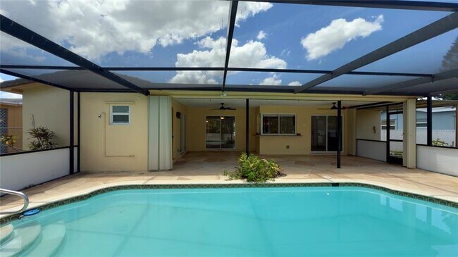 Foto del edificio - 6957 NW 9th Ct
