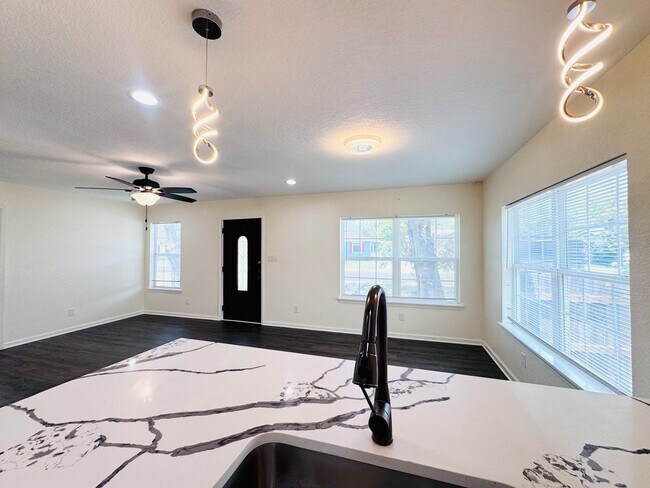 Foto del edificio - Beautiful, fully remodeled 3 bedroom, 2 ba...